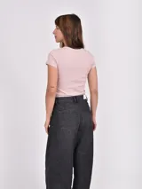 Remera de punto acanalado color negro, de calce ajustado al cuerpo, con cuello redondo y mangas cortas.