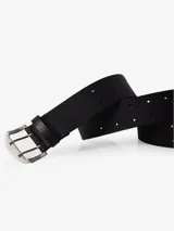 Cinturón de cuero negro con doble hilera de agujeros a lo largo de toda la tira. Presenta una hebilla metálica de doble perno y una puntera metálica decorativa con remaches.