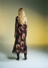 Vestido midi de manga larga acampanada, confeccionado en tejido de gasa con diseño tie-dye en tonos marrón y beige. Presenta cuello redondo, detalle fruncido en los hombros, fruncido lateral, diseño entallado y forro interior.