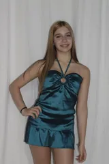 Vestido corto azul metalizado con diseño cut-out, argolla central en el busto, tirantes halter y falda con volado en el ruedo.