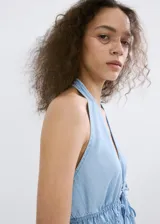 Top de denim suave color celeste con cuello halter, escote en V profundo y cordón ajustable en la cintura.