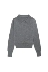 Sweater de punto color gris con cuello estilo polo, cierre frontal con botones y mangas largas.