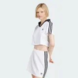 Remera Adidas Adicolor Football Jacquard de manga corta, color blanco con cuello en V negro y detalles de las tres tiras en las mangas. Diseño cropped y silueta cuadrada.