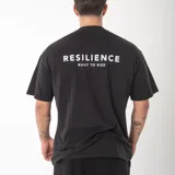 Remera de algodón premium con lavado a la piedra, corte oversize y diseño unisex. Presenta estampado de alta calidad en la espalda con la frase 'RESILIENCE BUILT TO RISE'.