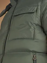 Campera puffer verde militar con capucha, cierre frontal, bolsillos laterales con cierre y un bolsillo de solapa en el pecho.