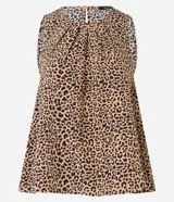 Blusa sin mangas confeccionada en crepé con cuello redondo con pliegues delanteros y cierre delantero por gota y estampa animal print de leopardo.