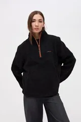 Buzo de sherpa con textura capitoneada, color bordó, con cuello alto y cierre frontal parcial. Presenta bolsillos laterales y calce relajado.