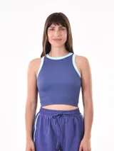 Musculosa de punto acanalado color azul oscuro, de diseño corto tipo crop con cuello redondo y sisas ribeteadas en color celeste.