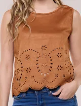 Blusa sin mangas de gamuza sintética color marrón, con escote redondo, corte recto semi holgado y diseño troquelado con motivos florales y geométricos en el borde inferior con terminación festoneada.