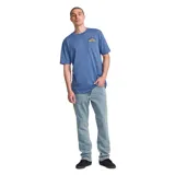 Remera azul de manga corta y corte clásico, con cuello redondo y un bolsillo en el pecho que incluye un pequeño estampado alusivo a Volcom Stone.