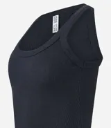 Musculosa básica de calce ajustado confeccionada en tejido rib acanalado. Presenta escote redondo y breteles medios, ofreciendo un diseño versátil y cómodo.