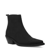 Botas de estilo western en color negro, con diseño perforado en la caña y el empeine. Presentan un taco cuadrado y punta ligeramente estilizada.