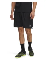 Short deportivo Under Armour modelo Challenger Team, color negro con el logo de la marca en blanco sobre el dobladillo izquierdo.