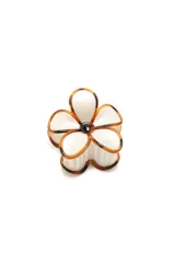 Broche para el pelo con diseño de flor de cinco pétalos, en color blanco con bordes y centro en tono carey.