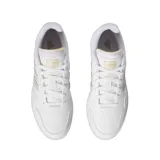 Championes Adidas Hoops 3.0 blancos con las tres tiras laterales en color beige.