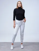 Pantalón jogger color beige, marca Zac & Rachel, con pretina ancha elastizada, lazo de ajuste, bolsillos delanteros y puños elastizados en los tobillos.