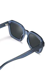 Lentes de sol Eco Shades modelo Romano, con montura cuadrada color verde oliva y lentes verdes. Fabricados con acetato biodegradable y lentes de PMMA reciclado. Cuentan con protección UV 400.