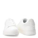 Championes urbanos de diseño minimalista, color blanco, con cierre de cordones y suela plana de goma.
