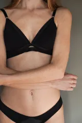 Soutien negro de tul y lycra de doble capa, sin aro y sin relleno, con tirantes ajustables.