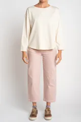 Sweater color arena de viscosa, algodón, lino y elastano, de calce al cuerpo.