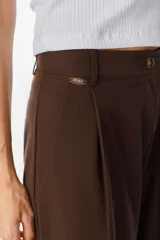 Pantalón sastrero de corte recto y fit relajado, con cintura alta, cierre frontal con botón y bolsillos laterales. Presenta una caída fluida y elegante.