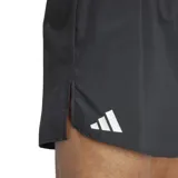 Short de running Adidas Adizero Essentials color negro, con cintura elástica y cordón de ajuste. Confeccionado en tejido liviano AEROREADY de poliéster reciclado, incluye calzoncillo interior de malla.
