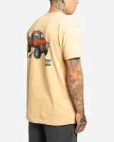 Remera color beige, de manga corta y corte recto, con estampa pequeña en el pecho con la inscripción "Lost".