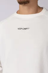 Buzo de cuello redondo y manga larga, confeccionado en tejido de punto acanalado de color negro. Presenta un diseño minimalista con un pequeño logo estampado en el pecho y un corte relajado.