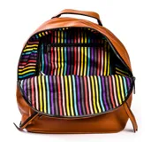 Mochila color marrón con múltiples cierres frontales y manija superior.