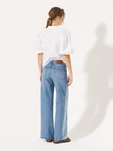 Jeans Mary Sun wide leg de calce recto, confeccionado en denim azul con lycra. Presenta tiro alto, bolsillos delanteros y traseros, y terminación con ruedo desflecado.