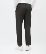 Pantalón masculino de corte relajado confeccionado en tejido oxford de algodón. Presenta cintura con trabillas y lazo ajustable, bolsillos laterales y traseros.