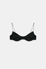 Top de bikini liso con aros, escote corazón y tirantes finos. Cuenta con tira elástica en la espalda y forro interior.