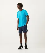 Bermuda deportiva masculina de la marca Get Over, confeccionada en tejido de poliéster con tecnología Dry Fit para una rápida evaporación del sudor. Presenta un diseño ligero con cintura elástica y una pequeña etiqueta aplicada en la parte inferior.