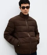 Campera masculina de microfibra ultraligera, con diseño acolchado, cuello alto y cierre frontal por cremallera. Cuenta con bolsillos laterales y acabado liso.