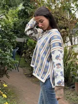 Sweater oversize de tejido de punto de algodón y lurex, con diseño estampado que combina flores, rayas verticales y lunares, cuello redondo y mangas largas.