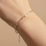 Pulsera de cadena de eslabones rectangulares alargados, estilo paperclip, fabricada en plata 925. Cuenta con un cierre ajustable mediante cadena de alargue.