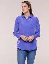 Camisa de satén blanca de la marca Floral & Ivy, con cuello con solapa, cierre frontal de botones, manga larga con puño ancho y bolsillo aplicado en el pecho.