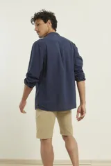 Camisa de lino color salmón con cuello mao, manga larga y bolsillo de parche en el pecho.