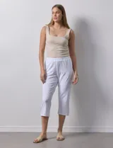 Pantalón capri blanco de algodón con pretina elastizada.