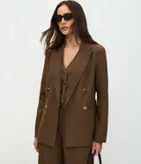 Blazer de sastre estructurado con estampado mini de cuadros, corte recto, cierre cruzado con botones y forro interno.