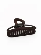 Pinza para el pelo de diseño triangular con acabado mate en color marrón taupe.