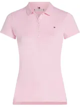 Chomba de manga corta color rosa pálido, de corte slim fit, con cuello polo y cartera de tres botones. Presenta el logo de Tommy Hilfiger bordado en el pecho izquierdo.