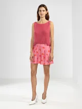 Shorts de viscosa con estampado de flores y rayas verticales, cintura elastizada, pliegues al frente y bolsillos laterales.