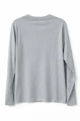 Remera de manga larga en color blanco con estampado gráfico floral y tipografía en el centro del pecho.