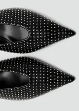 Zapato destalonado negro de tacón fino bajo, con punta fina y toda la superficie decorada con tachas plateadas pequeñas.