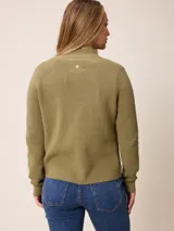 Cardigan de punto color azul, con cierre frontal completo, cuello alto y mangas largas con puños acanalados.