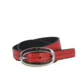 Cinturón rojo con textura croco, forrado en cuero negro y hebilla ovalada plateada.