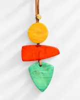 Collar largo con tira de cuero marrón y dijes geométricos de resina multicolor en tonos amarillo, rojo y verde.