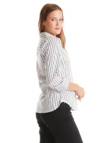 Camisa entallada de algodón con estampado de rayas verticales en tonos blanco y gris. Presenta cuello con solapa, escote en V, cierre frontal con botones y mangas tres cuartos con puños anchos. El diseño incluye paneles laterales elastizados para un ajuste flexible y ruedo redondeado.