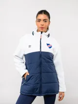 Parka de abrigo Umbro del Club Nacional de Football, con diseño bicolor que combina tejido polar blanco en la parte superior y tejido acolchado azul marino en la parte inferior. Cuenta con cierre frontal completo, cuello alto y bolsillos laterales.